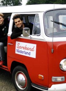 Sander Nieuwenhuijsen (achter) en Dirk de Bekker trekken sprekend Nederland door om accenten in kaart te brengen.