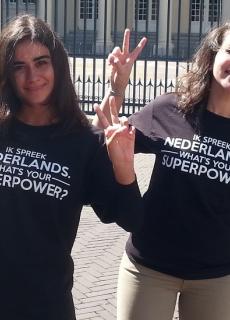 Anna en Hassina spreken Nederlands. Dat dragen zij trots uit bij Paleis Noordeinde in Den Haag.