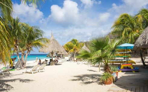 Op zes Caribische eilanden is het Nederlands een officiële taal, maar voor de meeste inwoners is het wel een vreemde taal.