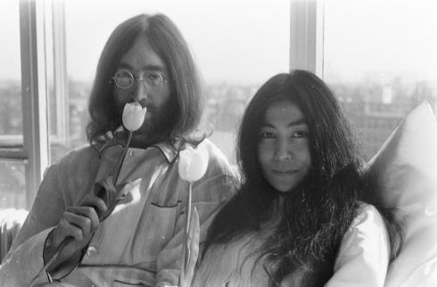 John Lennon en Yoko Ono in het Amsterdamse Hilton Hotel, 1969