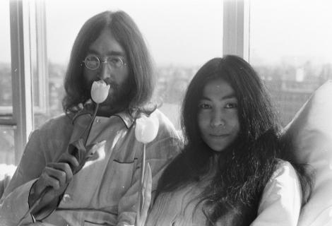 John Lennon en Yoko Ono in het Amsterdamse Hilton Hotel, 1969